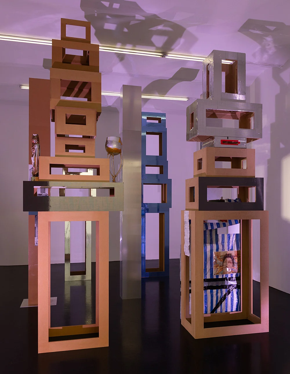 4 Turme, 3 Stelen, Schauspieler und Vollmond — Isa Genzken — Exhibitions — Galerie Buchholz — Image 00